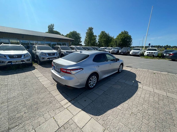 Toyota Camry 4 of 5