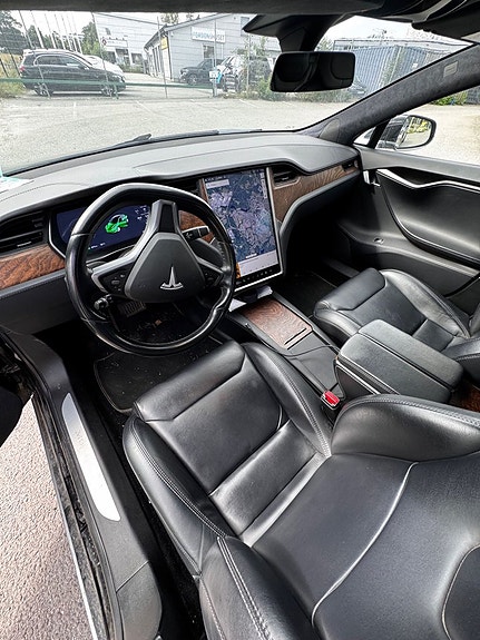 Tesla Model S 2 of 17