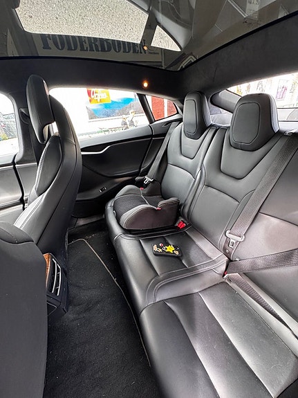 Tesla Model S 4 of 17