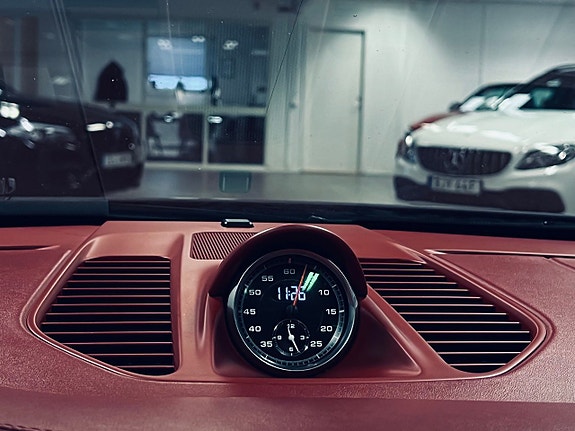 Porsche 911 Carrera S 10 of 27