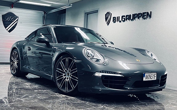 Porsche 911 Carrera S 3 of 5