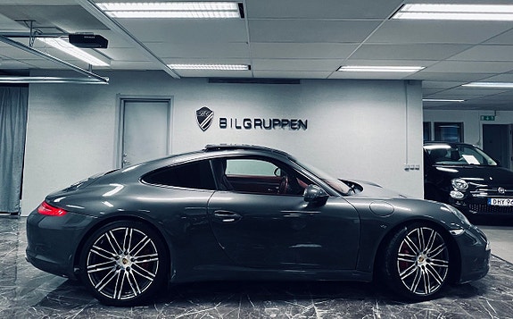 Porsche 911 Carrera S 4 of 5