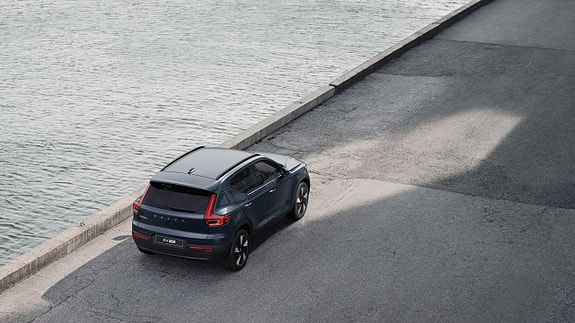 Volvo EX40 8 of 17