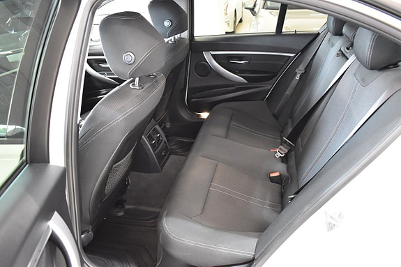 BMW 330e 9 of 17