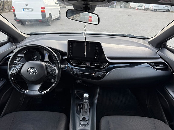 Toyota C-HR 10 of 13