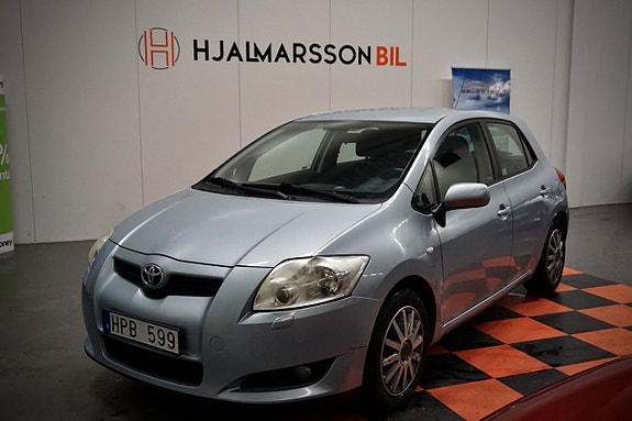 Toyota Auris 2 of 2
