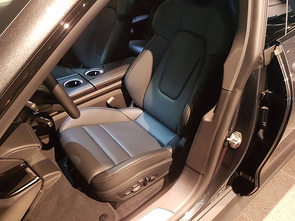 Porsche Taycan 4S 8 of 12