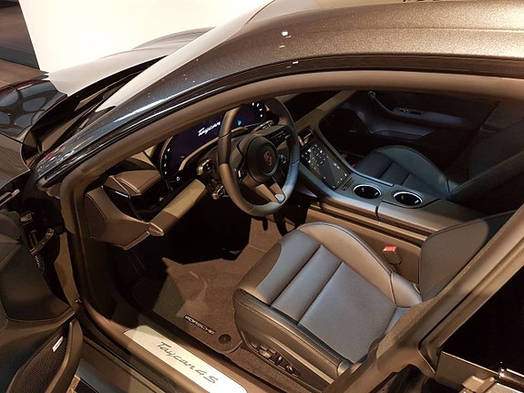 Porsche Taycan 4S 6 of 12