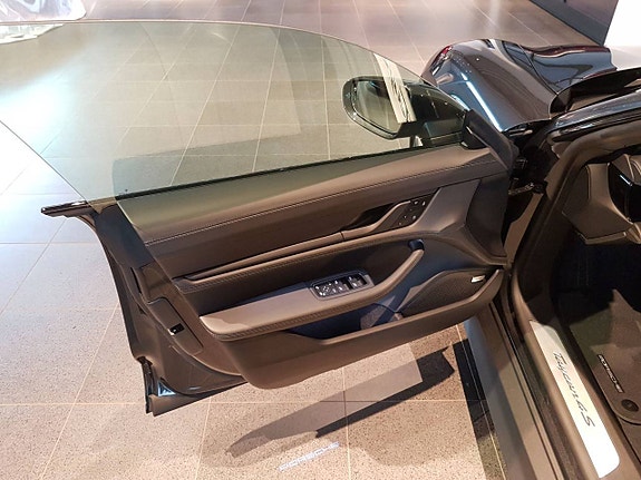 Porsche Taycan 4S 7 of 12