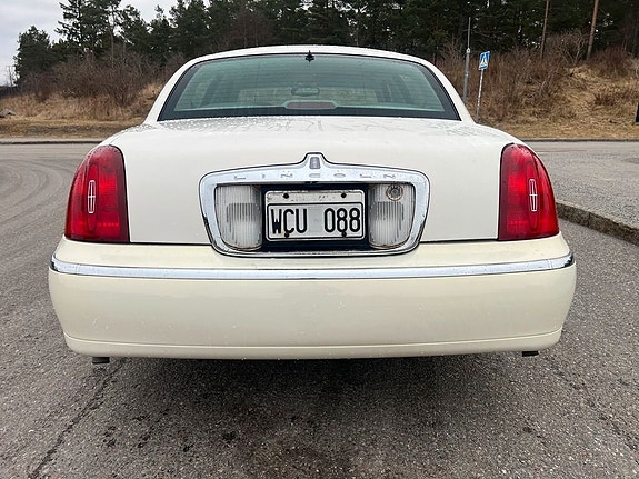 Lincoln Town Car 3 of 5