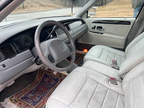 Lincoln Town Car 4 of 5