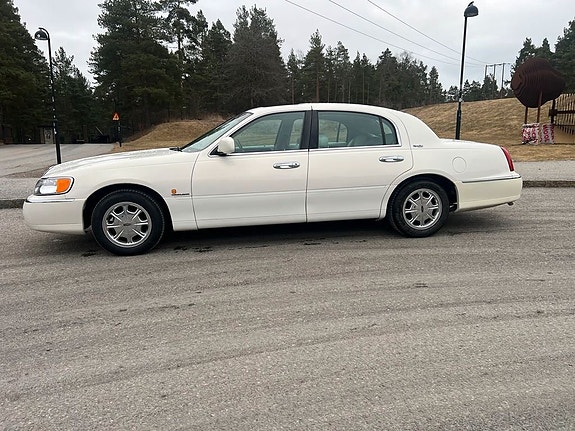 Lincoln Town Car 2 of 5