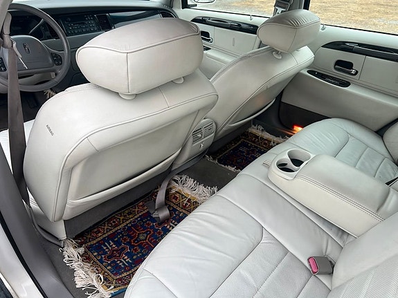Lincoln Town Car 5 of 5