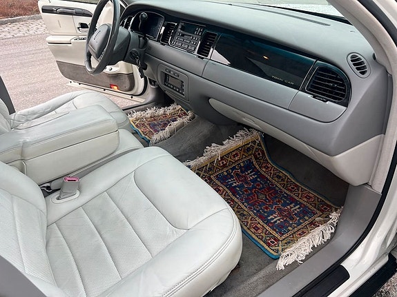 Lincoln Town Car 7 of 8