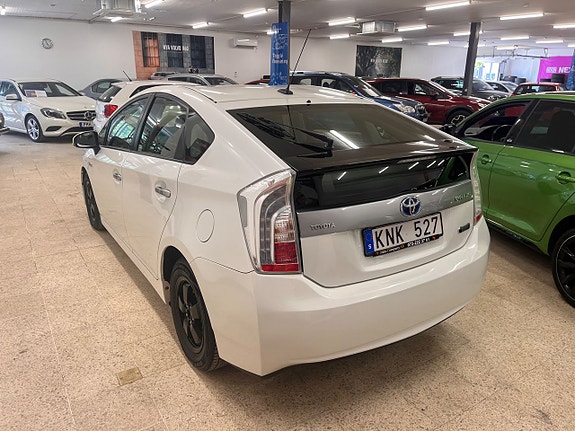 Toyota Prius Plug-in Hybrid 4 of 14
