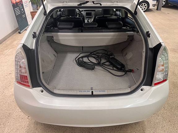 Toyota Prius Plug-in Hybrid 10 of 14
