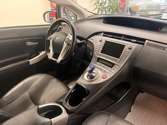 Toyota Prius Plug-in Hybrid 12 of 14