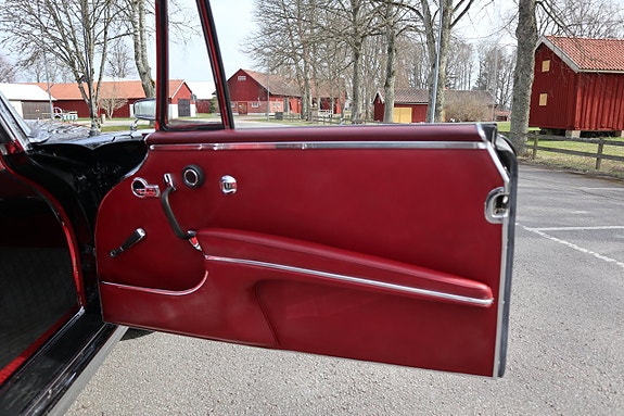 Mercedes-Benz W111 12 of 19