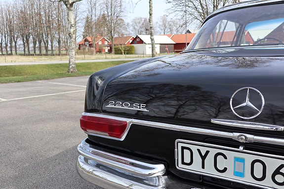 Mercedes-Benz W111 4 of 5