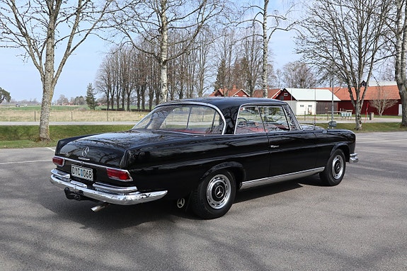 Mercedes-Benz W111 3 of 5