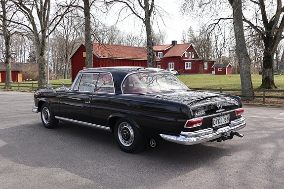 Mercedes-Benz W111 2 of 5