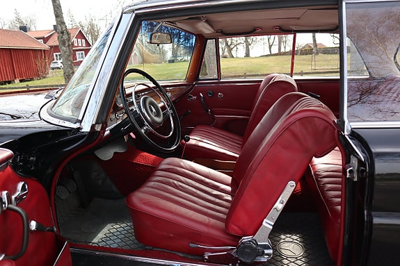 Mercedes-Benz W111 7 of 19