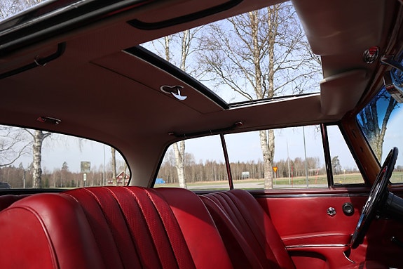 Mercedes-Benz W111 15 of 19