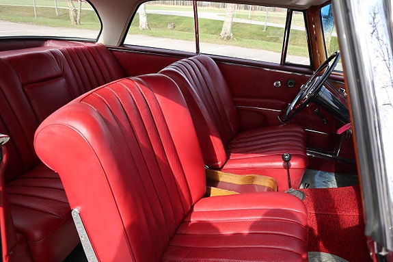 Mercedes-Benz W111 13 of 19