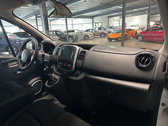 Renault Trafic 8 of 17