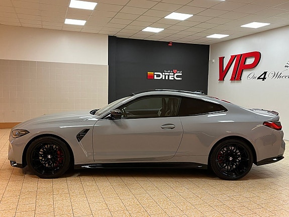 BMW M4 3 of 5
