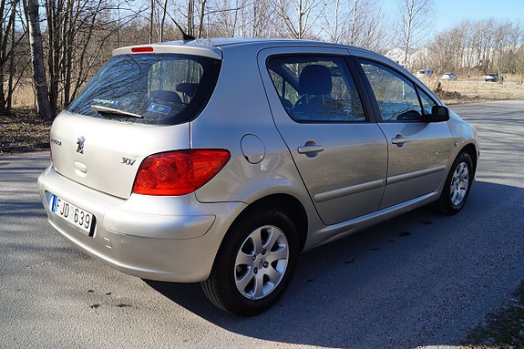 Peugeot 307 2 of 5