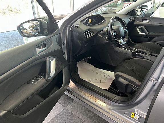 Peugeot 308 8 of 22