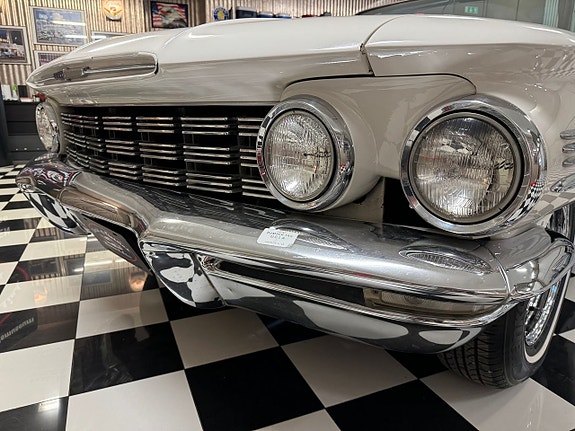 Oldsmobile 98 8 of 27