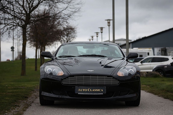 Aston Martin DB9 3 of 5