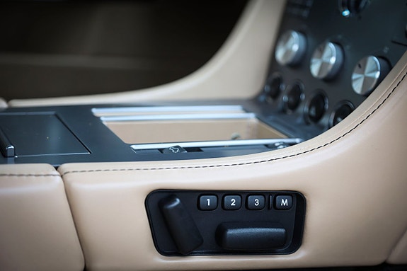 Aston Martin DB9 11 of 14