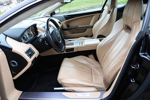 Aston Martin DB9 8 of 14