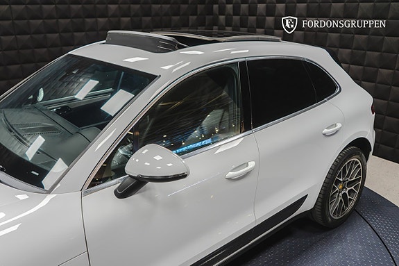 Porsche Macan Turbo 4 of 28