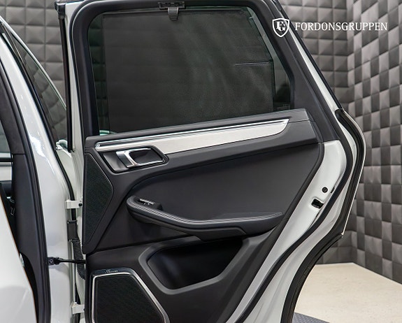 Porsche Macan Turbo 27 of 28