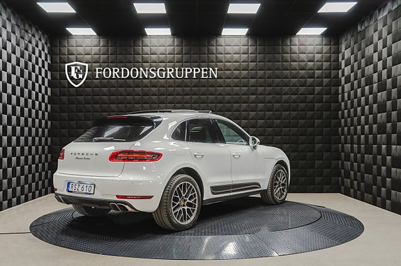 Porsche Macan Turbo 11 of 28