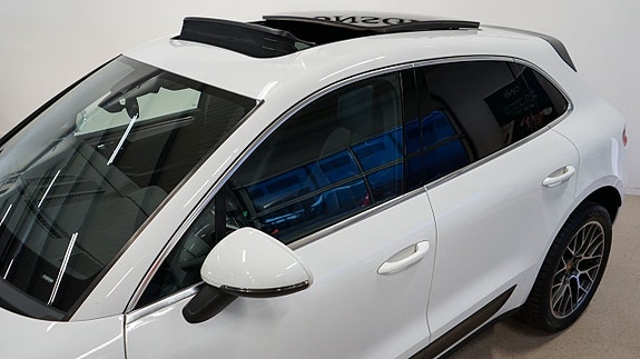 Porsche Macan Turbo 4 of 5