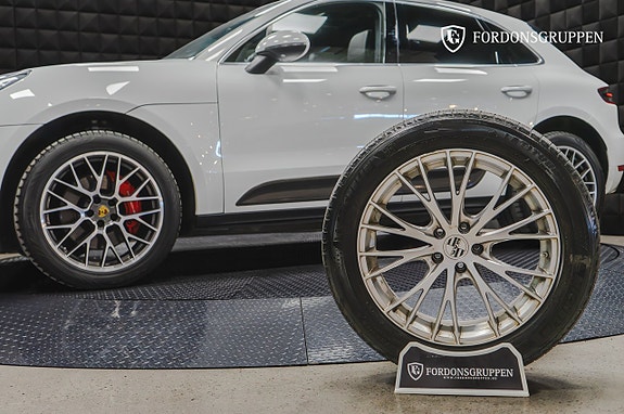 Porsche Macan Turbo 2 of 28