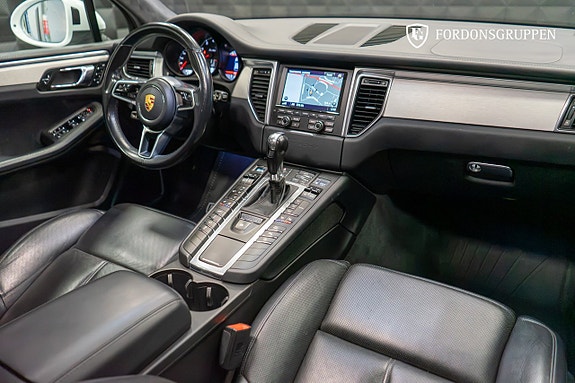 Porsche Macan Turbo 22 of 28