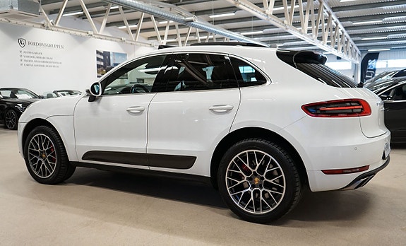 Porsche Macan Turbo 5 of 5