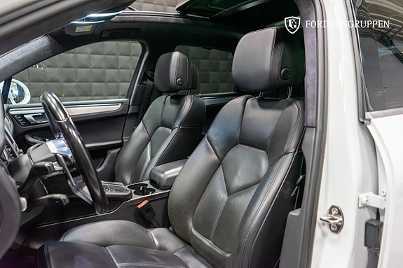 Porsche Macan Turbo 18 of 28