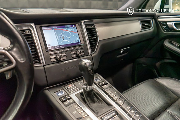 Porsche Macan Turbo 26 of 28