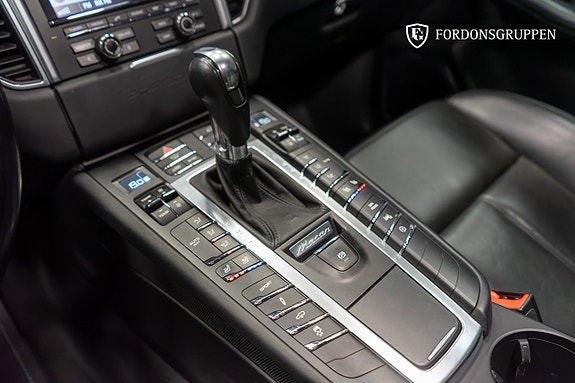 Porsche Macan Turbo 23 of 28
