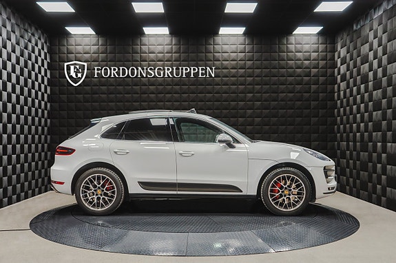 Porsche Macan Turbo 12 of 28