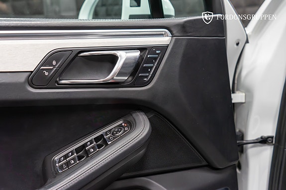 Porsche Macan Turbo 17 of 28
