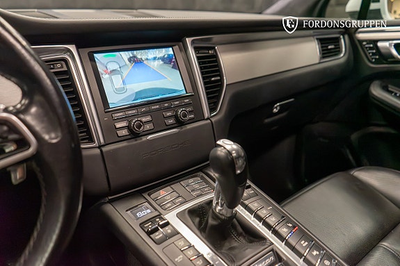 Porsche Macan Turbo 24 of 28