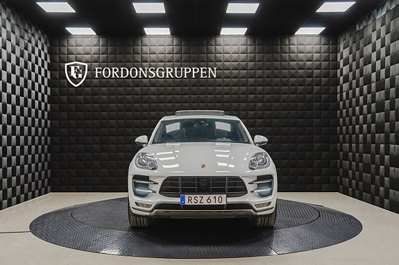 Porsche Macan Turbo 14 of 28